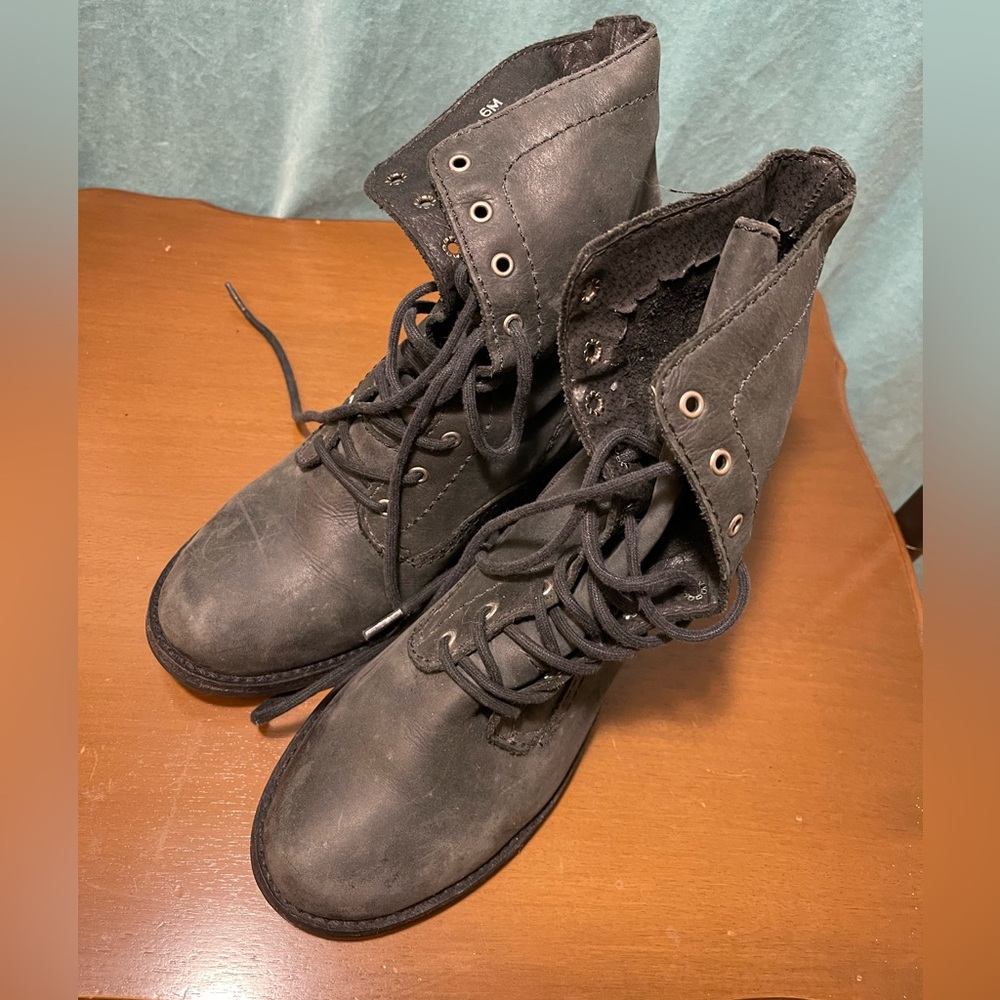 Mia boots size 6